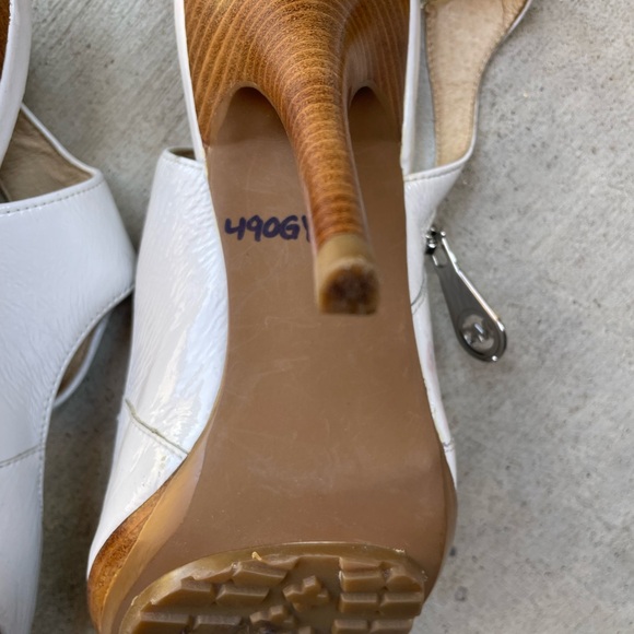 Michael Kors white size 9 ankle heels - Picture 11 of 16